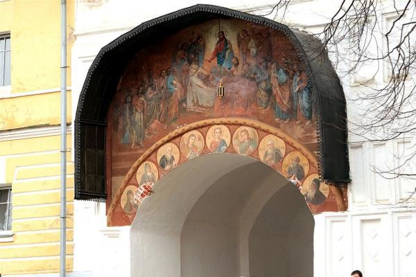 Роспись над проходом в Надвратной Церкви Свято-Троицкой Сергиевой Лавры