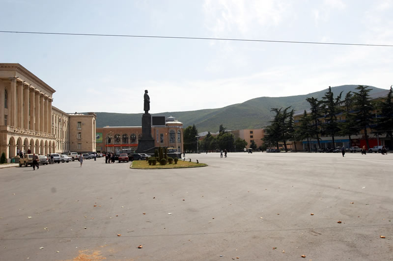 Площадь в Гори с памятником Сталину