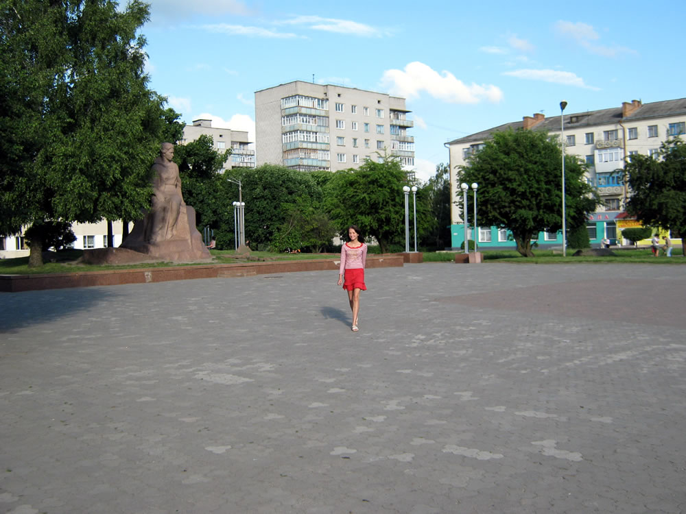 По главной площади города